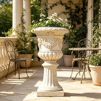 Urne de jardin classique romaine en résine, faite à la main et peinte à la main, avec piédestal, pot à fleurs sculpté antique, grand modèle de style européen pour jardin et cour.