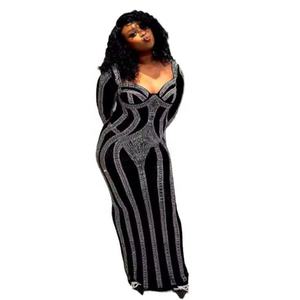 Atemberaubendes schwarzes Partykleid mit langen Ärmeln, quadratischem Ausschnitt und bodenlangem Schnitt, besetzt mit Strasssteinen. - Product Image 1