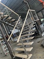 Escalier en tube carré personnalisé avec surface antidérapante et main courante, adapté à un usage résidentiel