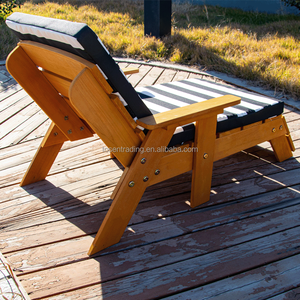 Tumbona de madera Coastal Breeze para exteriores con estructura de madera natural sólida y cojín. - Product Image 4