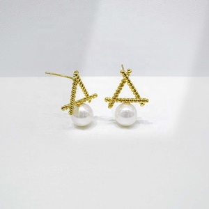 Boucles d'oreilles triangulaires vintage en argent sterling 925, style unique, nœud, élégantes, plaquées or, perles coréennes, pour mariée. - Product Image 1