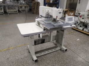 Machine à coudre industrielle à lit plat RONMACK RM-326G-2210 à point noué automatique et à motifs informatisés (220x100mm) pour l'industrie du vêtement - Product Image 2