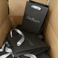 Sacs de shopping en carton personnalisés avec logo de marque imprimé, tendance mode noire de luxe, pour l'emballage de vêtements et l'artisanat