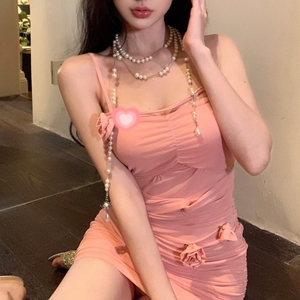 Elegante abito Slip rosa increspato con accenti floreali <span class=keywords><strong>e</strong></span> <span class=keywords><strong>accessori</strong></span> di perle per occasioni romantiche - Product Image 2