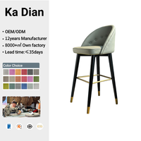 Tabouret de bar moderne en chêne finition noyer noir, chaise de comptoir rembourrée de luxe avec repose-pieds en acier inoxydable doré brossé pour boutique