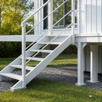 Maison modulaire en acier avec escalier extérieur de style conteneur et terrasses à plusieurs niveaux