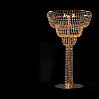 Centre de table de mariage moderne de luxe en métal doré, orné de perles et de cristaux, avec support de fleurs en trompette à plusieurs niveaux et vase pilier haut