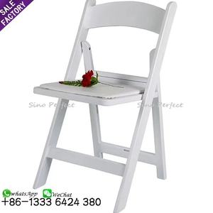 Chaises pliantes en résine plastique blanche rembourrées pour événements de banquet de mariage Sinoperfect, événements en plein air, jardin, Wimbledon - Product Image 1
