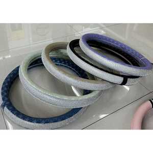 ปลอกหุ้มพวงมาลัยสีดำ วัสดุ PU แบบสากล ประดับด้วยเพชรเทียม สำหรับตกแต่งภายในรถยนต์ - Product Image 1