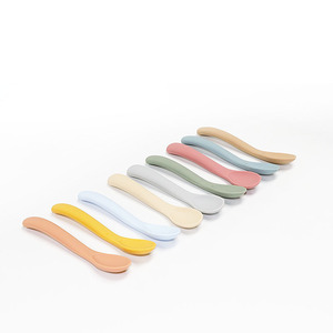 Bols et cuillères d'alimentation pour bébés en silicone de qualité alimentaire, modernes, en forme de carotte, souples, mignons, avec ventouses anti-chute - Product Image 4