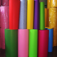 Rouleaux de tissu non tissé aiguilleté coloré personnalisables pour les intérieurs automobiles et la décoration intérieure.