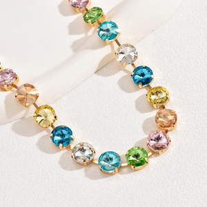 Collar de cadena para clavícula con incrustaciones de diamantes de imitación multicolor y piedras de cristal, minimalista y versátil, para uso diario o fiestas, para mujer. - Product Image 3
