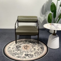 Fauteuil d'appoint moderne rembourré modèle 8206 avec appui-tête rayé et structure en métal noir pour salon, hall d'hôtel