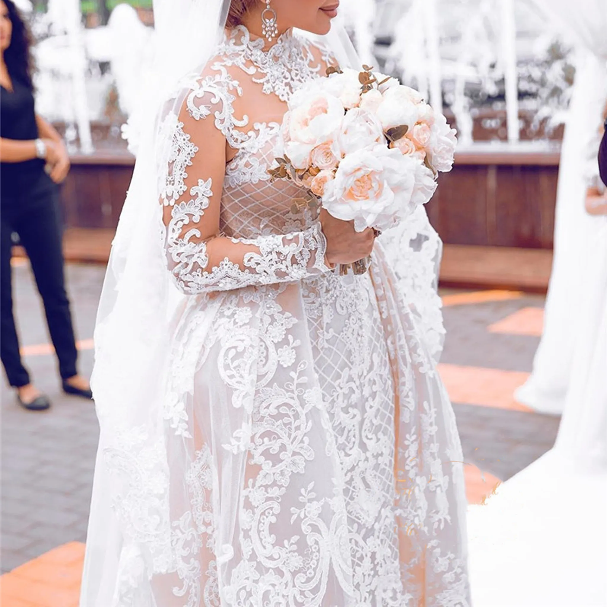 Elégante robe de mariée musulmane en dentelle vintage à manches longues et col haut pour femmes