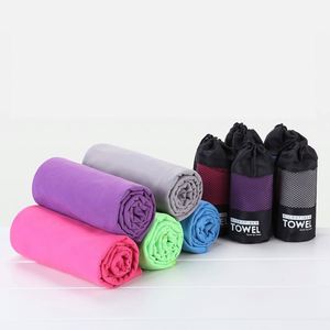 Serviette de sport et de plage en microfibre à séchage rapide, couleur unie moderne, imprimée sur mesure, anti-sable et absorbante - Product Image 1