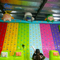 Mur d'escalade gonflable Delilai avec toboggan, trampolines et jeux rebondissants en PVC, capacité maximale 12 personnes, pour aire de jeux extérieure et fêtes