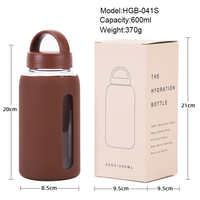 Bouteille d'eau portable en verre avec manchon en silicone antidérapant de 600 ml, double couvercle, design moderne, réutilisable, nouveauté pour l'extérieur, vente en gros