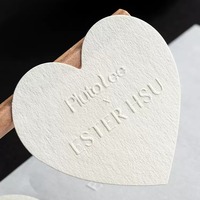 Autocollants personnalisés en papier texturé avec logo en relief, fond blanc transparent pour l'emballage