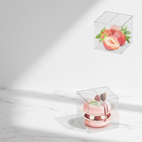 Boîtes d'emballage en plastique jetables transparentes PET/PVC/PP avec logo personnalisé en relief, design cube transparent pour les friandises et les gâteaux