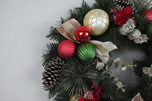 Ventes chaudes, décorations de fenêtre extérieures personnalisées de luxe, couronne de Noël artificielle avec des pommes de pin - Product Image 4