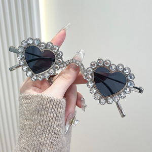 Lunettes de soleil en forme de cœur avec strass, monture en métal doré, protection UV400, lunettes de soleil tendance pour femmes, type 3 verres, matériau PC - Product Image 4