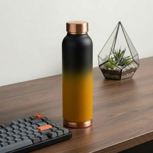 Bouteille d'eau en cuivre émaillé dégradé mat avec finition noire et ambre – Bouteille ayurvédique anti-fuite pour le bureau et les voyages - Product Image 1