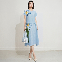En stock Ensemble coordonné plissé pour femme, style décontracté d'été, avec haut ample à imprimé floral artistique à empiècements croisés et jupe à ourlet mousseline, infroissable