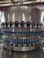 Machine de remplissage de bouteilles en plastique de jus de fruits d'eau minérale de capsulage de liquide automatique rotatif