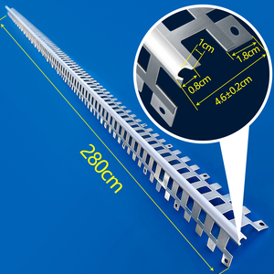 Bande métallique avec bandes en PVC en forme de U, utilisée pour la <span class=keywords><strong>protection</strong></span> des angles, avec d'excellentes propriétés antirouille et résistantes aux chocs. - Product Image 1