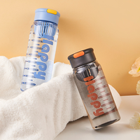 Gourde d'hydratation portable en plastique avec paille couverte et sangle de transport pour la salle de sport et les voyages