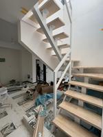 Escalier en acier résidentiel Prima avec poutre centrale pour projets de villas modernes