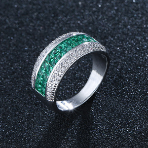 Anillo de circonita cuadrada con engaste invisible de colores arcoíris para mujer LGBT - Product Image 3
