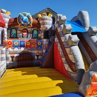 Château gonflable de chevalier gonflable commercial de haute qualité château plein d'entrain gonflable de moonwalk de videur sautant avec la glissière