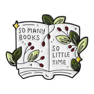 Spilla in smalto con citazione letteraria: Tanti libri, così poco tempo. Spilla a forma di libro aperto con foglie per amanti dei libri, bibliotecari, decorazione per club di lettura. - Product Image 1
