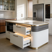 Armoires de cuisine îlot courbées gris clair avec tiroirs à fermeture douce et comptoirs en quartz pour les maisons américaines