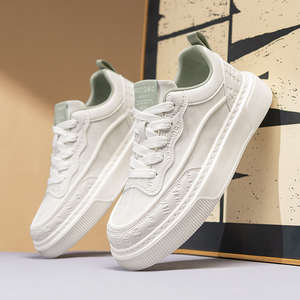 รองเท้าลำลองแฟชั่นผู้ชายรุ่นใหม่ปี 2025 รองเท้าผ้าใบหนังสไตล์สปอร์ต รองเท้าสเก็ตบอร์ดเสริมส้น ดีไซน์ทันสมัย ใส่ได้หลากหลายโอกาส - Product Image 6