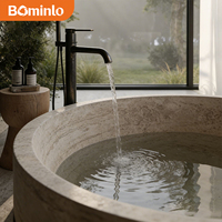 Baignoire ronde en pierre naturelle à double couche, style japonais avec base et marches, idéale pour les pavillons de spa et les espaces bien-être
