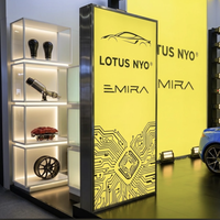 Stand d'exposition automobile personnalisé 20x20 avec enseigne suspendue LED, enseigne en lettres LED et revêtement de sol sur mesure