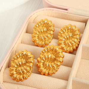 ต่างหูรูปดอกไม้โลหะผสมสังกะสีสีทอง EH426 เครื่องประดับแฟชั่นสำหรับผู้หญิง - Product Image 1