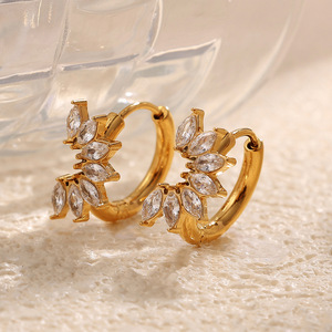 Pendientes Huggie de Oro con Aro y Circonita Blanca en Forma de Flor, Engaste de Garra, Joyería de Fiesta, Pendientes de Moda para Mujer EH865 - Product Image 1