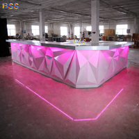 Idées de bars pour hôtels, yachts commerciaux personnalisés, restaurants, bars sur toit, comptoir de bar moderne en Corian blanc en forme de L avec éclairage LED