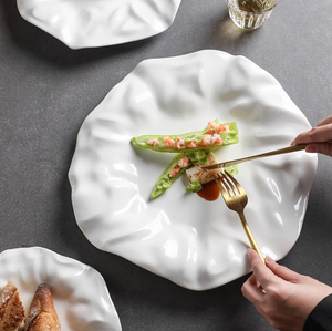 Assiettes à volants en céramique blanche pure Assiettes alimentaires occidentales <span class=keywords><strong>haut</strong></span> <span class=keywords><strong>de</strong></span> <span class=keywords><strong>gamme</strong></span> Assiettes <span class=keywords><strong>de</strong></span> service peu profondes Formes uniques <span class=keywords><strong>pour</strong></span> <span class=keywords><strong>vaisselle</strong></span> élégante - Product Image 1
