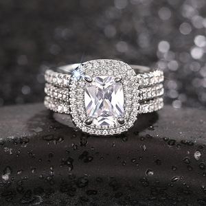 Anello di Fidanzamento da Donna T0624 con Diamante Taglio Radiant, Stile Classico con Design Halo - Product Image 5