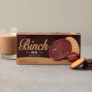 Bocadillos coreanos Lottes Binch Galleta de chocolate Bocadillos exóticos Venta al por mayor Galletas de sándwich de fresa 102G - Product Image 2