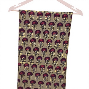 Tela de algodón premium verde oliva con estampado a mano, sin coser, para trajes, con motivos florales tradicionales en color granate. - Product Image 6