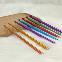 Kit de couture manuel style simple en gros avec crochet en aluminium coloré pour accessoires de couture, tricot et crochet