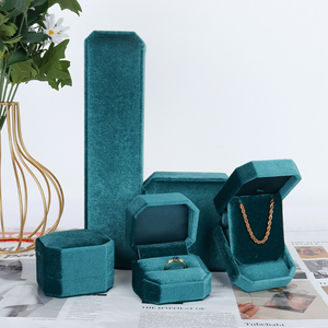 Muestra Gratuita de Caja de Joyería Mini de Lujo en Terciopelo y Cuero Sintético Color Caqui con Logotipo Personalizado, Caja de Empaque para Pulseras y Anillos - Product Image 2