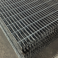 Grille en acier au carbone galvanisée, panneaux de grille soudés robustes pour plateformes industrielles, passerelles et couvertures de fossés