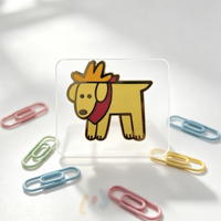 Épinglette en émail dur plaqué or de haute qualité, motif chiot jaune mignon de dessin animé avec couronne et écharpe marron