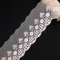 Fournisseur de dentelle en maille soluble dans l'eau, dentelle florale blanche festonnée avec logo brodé personnalisé